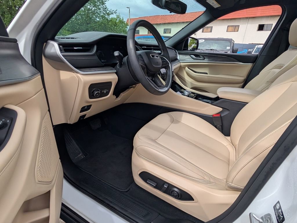 Certified 2023 Jeep Grand Cherokee Limited w/ Trailer Tow Prep Group (B) image 11