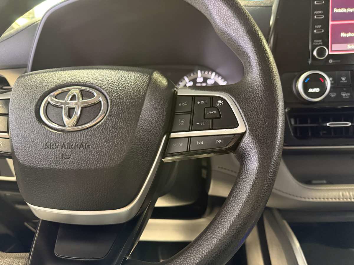 Used 2022 Toyota Highlander L FWD image 16
