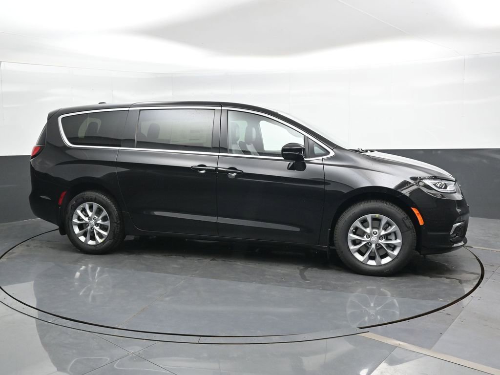 New 2026 Chrysler Pacifica Select image 3
