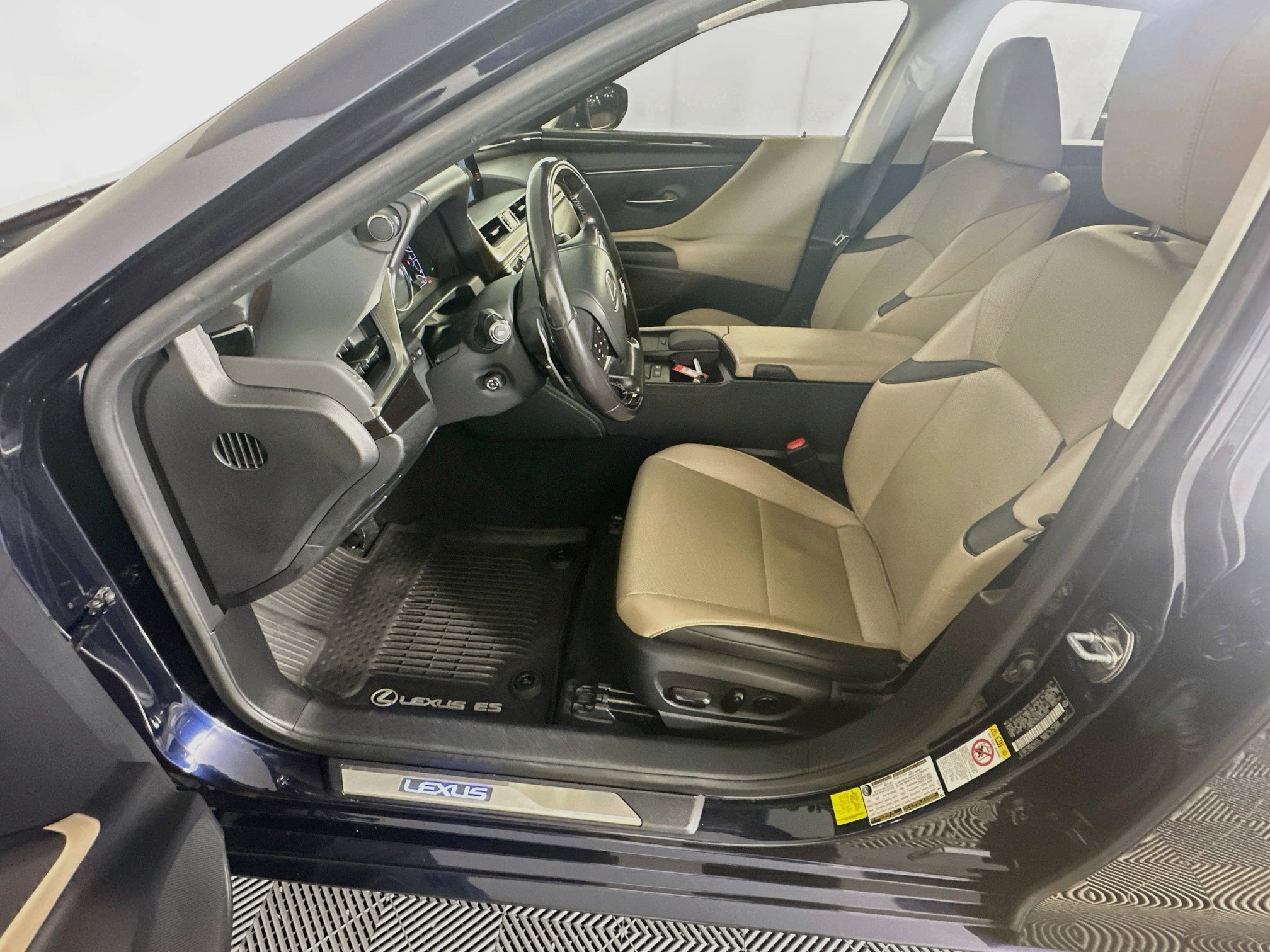 Used 2019 Lexus ES 300h w/ Premium Package FWD image 13