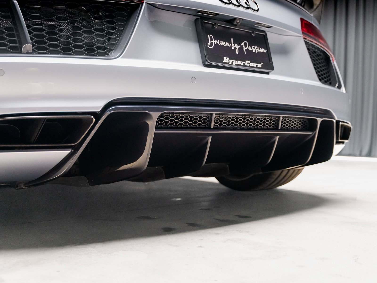 Used 2018 Audi R8 V10 w/ Premium Package image 38