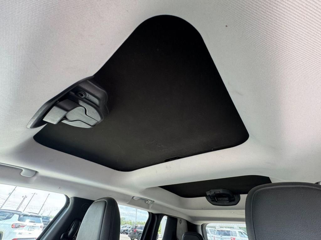 Used 2015 Jeep Renegade Limited w/ Safety & Security Group I AWD/4WD image 28