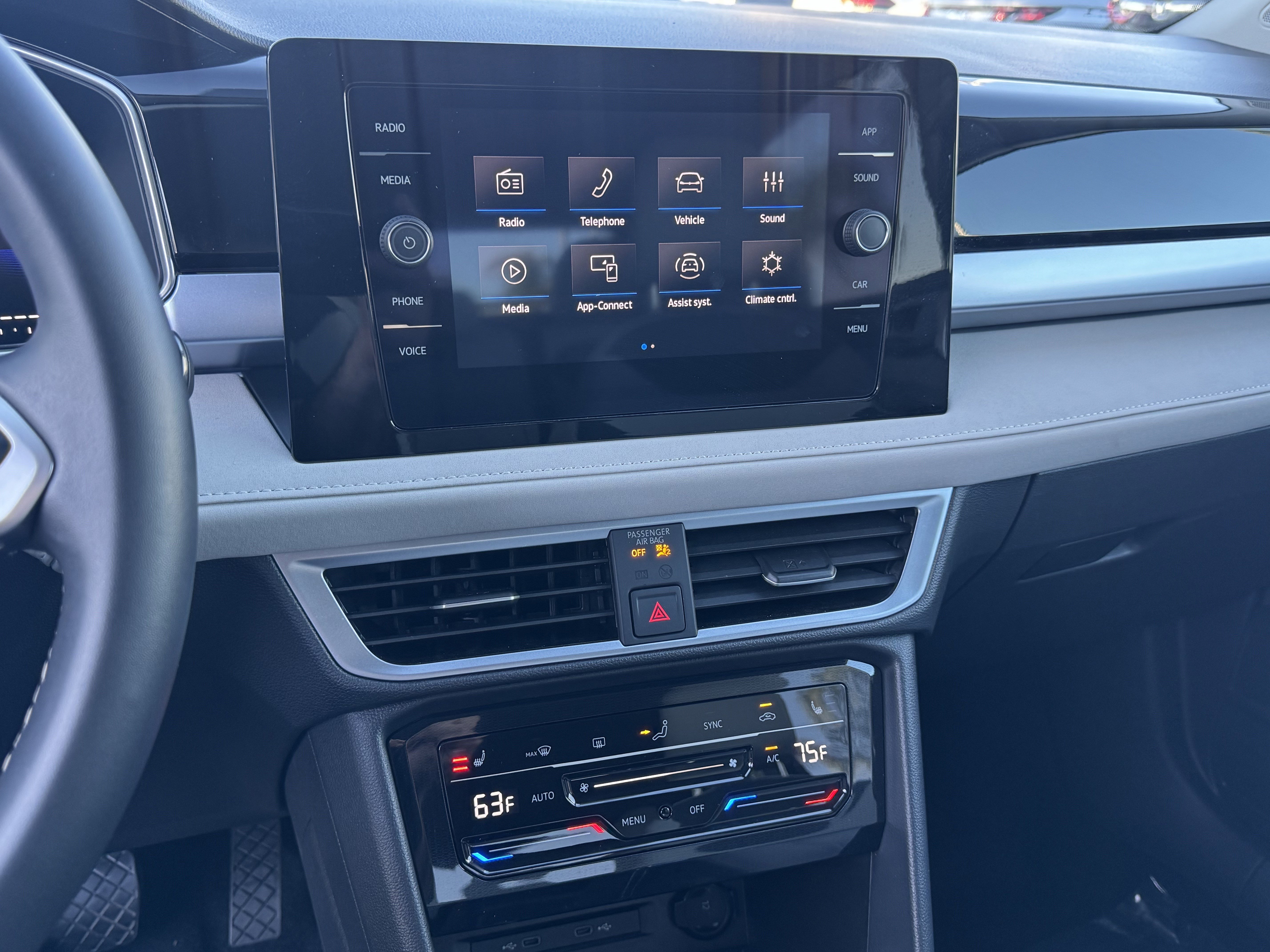 Used 2025 Volkswagen Taos SE image 25