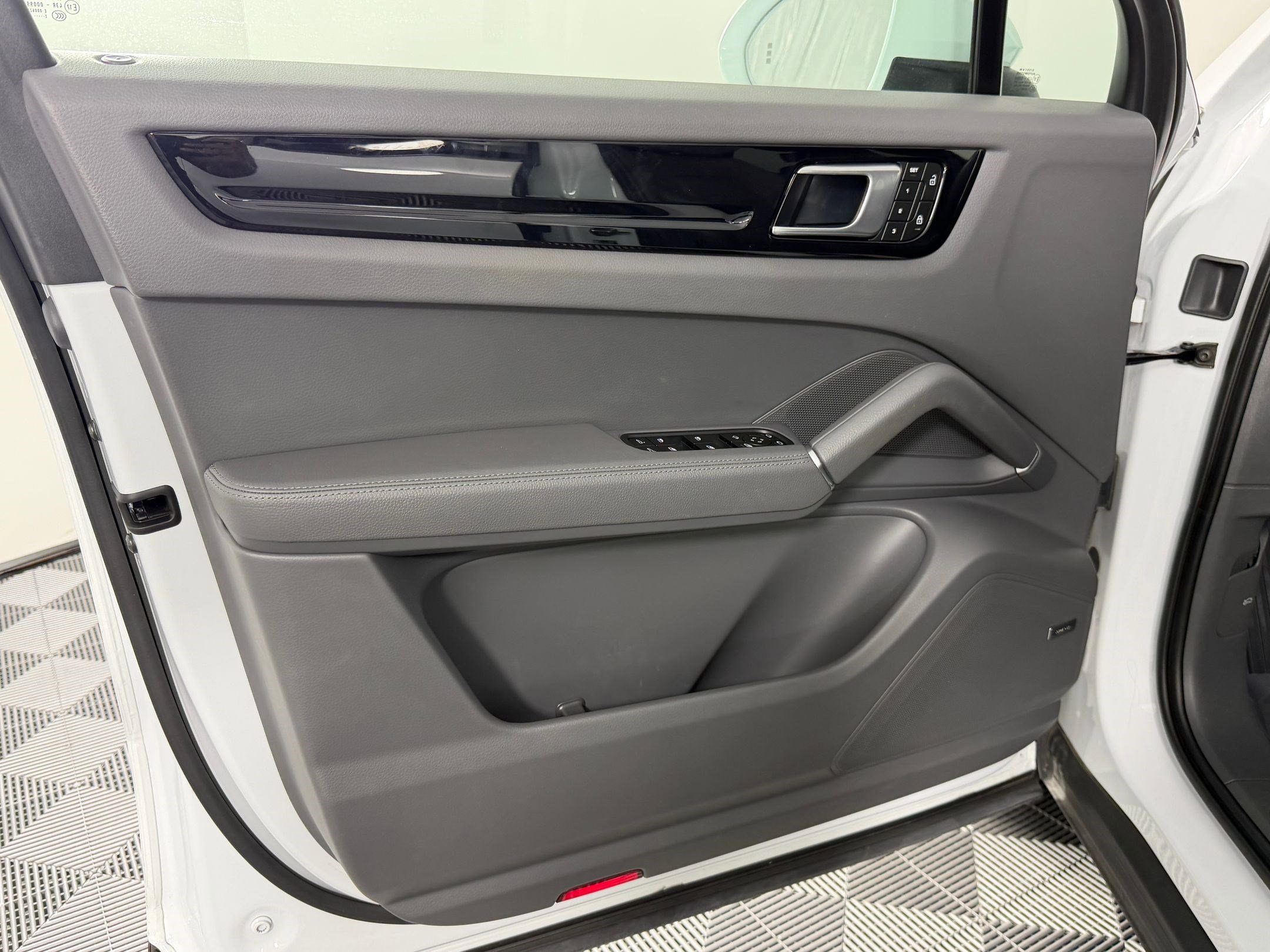 Certified 2023 Porsche Cayenne image 14