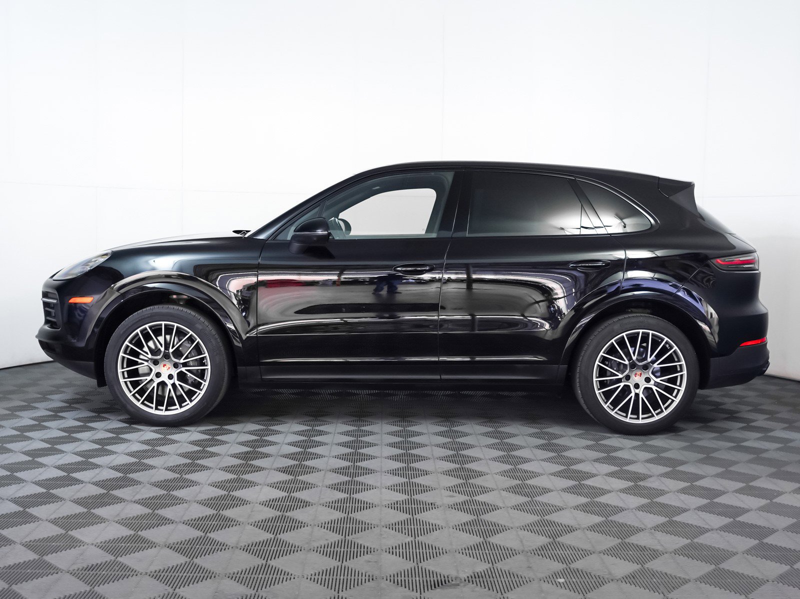 Certified 2022 Porsche Cayenne Platinum Edition w/ Premium Package Plus image 2