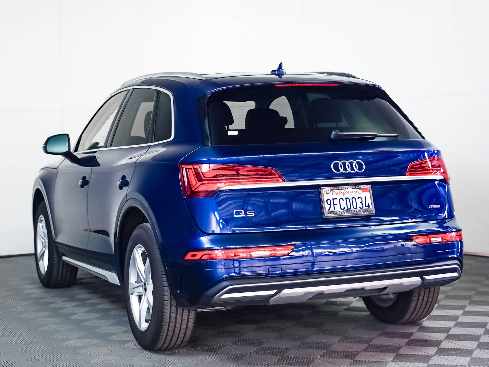 Used 2023 Audi Q5 Premium w/ Convenience Package image 2