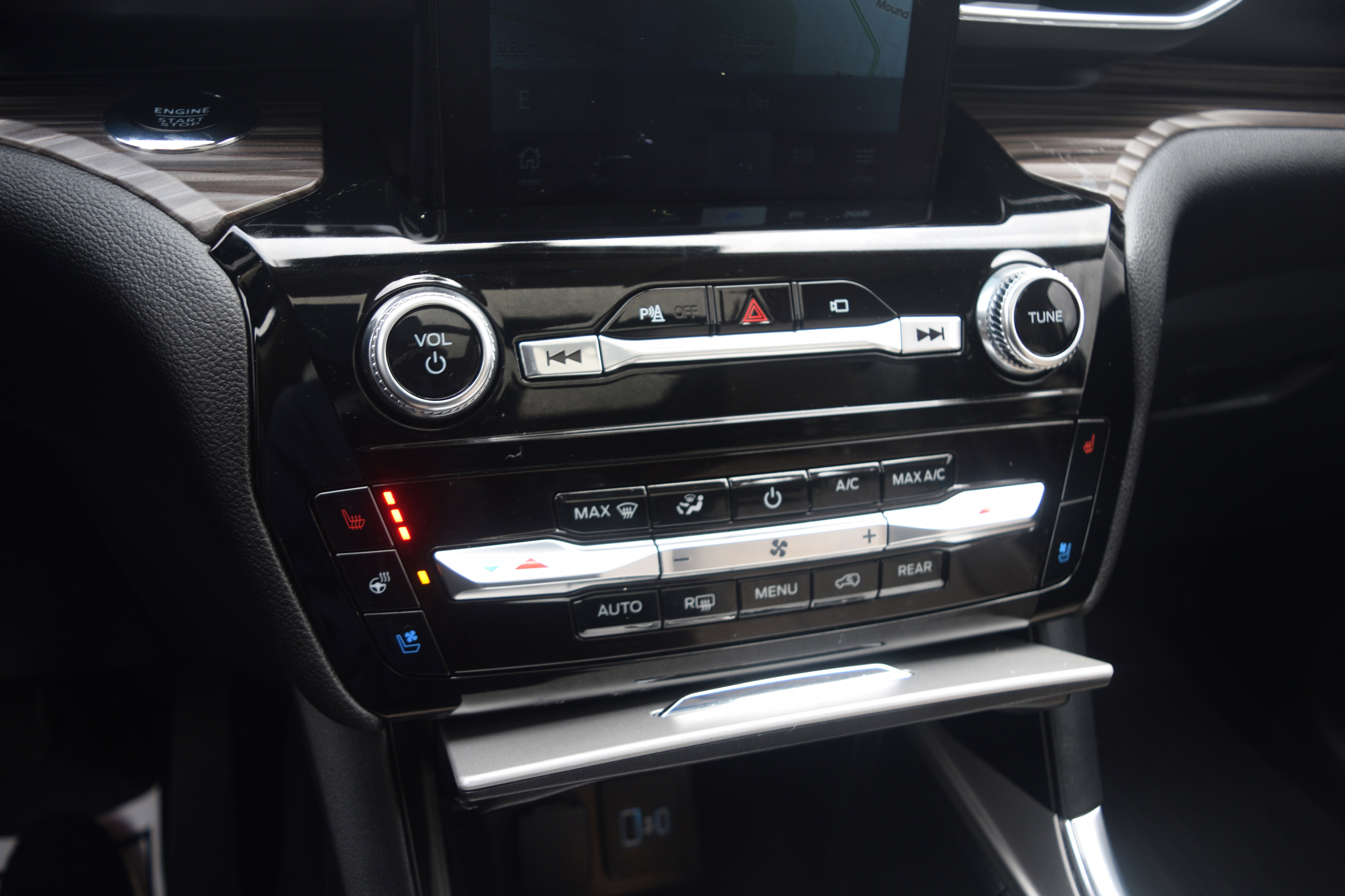 Used 2023 Ford Explorer Limited w/ Limited Technology Package image 11