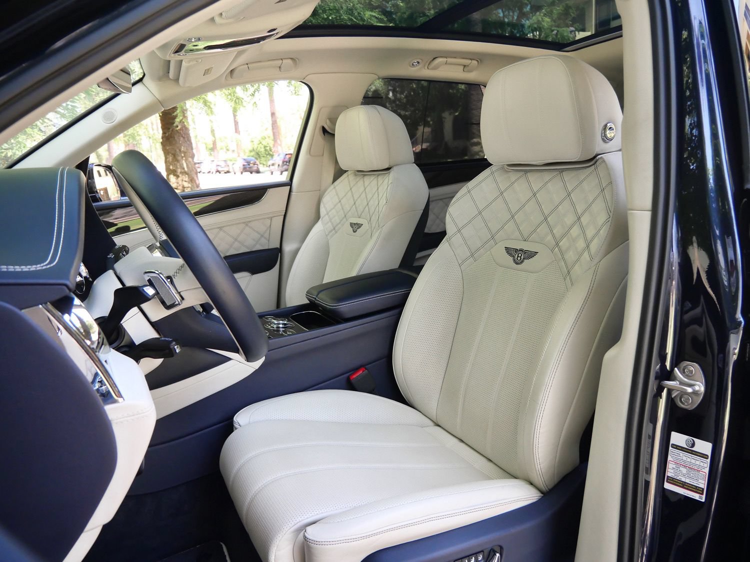 Used 2022 Bentley Bentayga AWD/4WD image 22