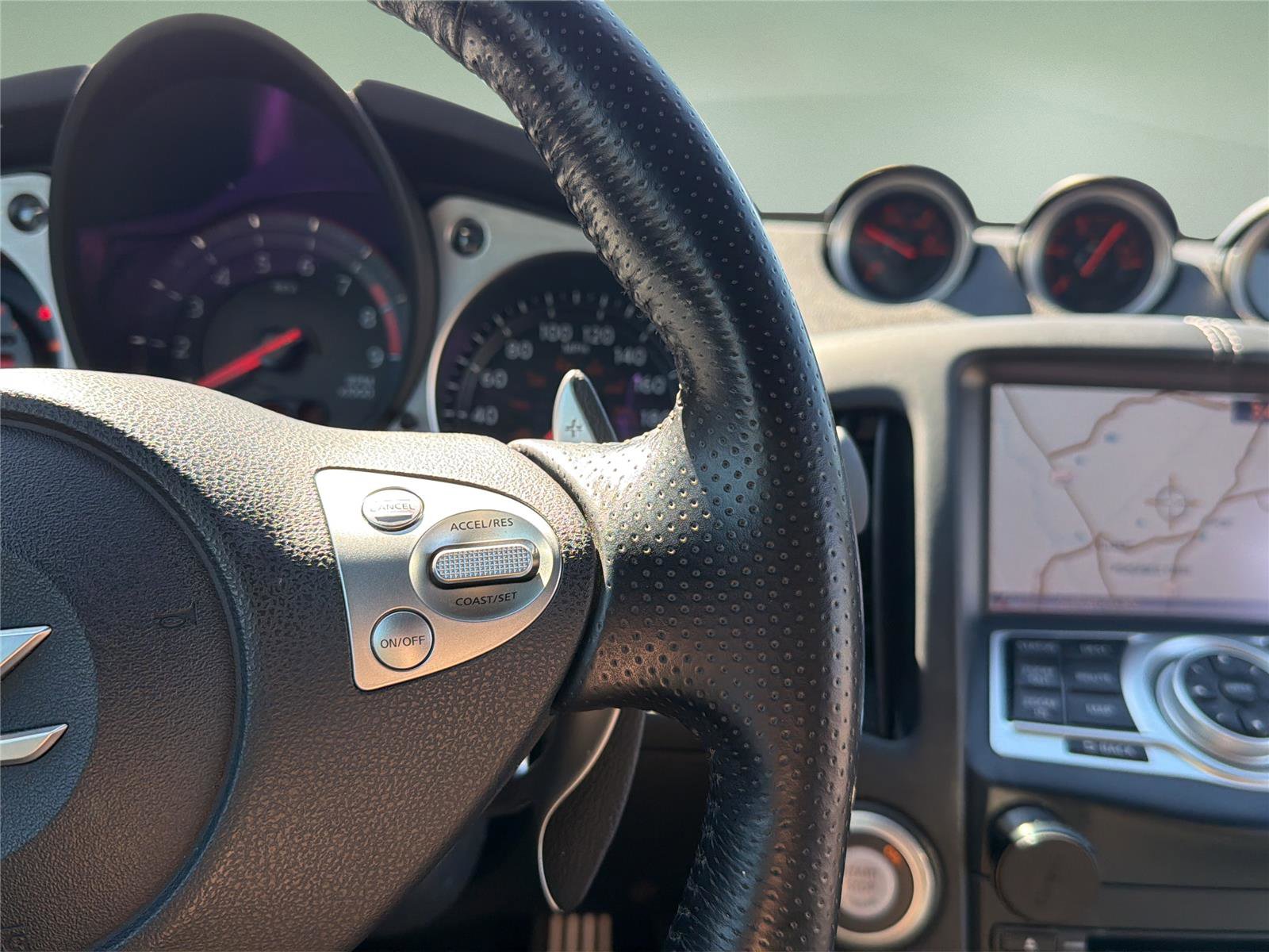 Used 2018 Nissan 370Z Touring RWD image 17