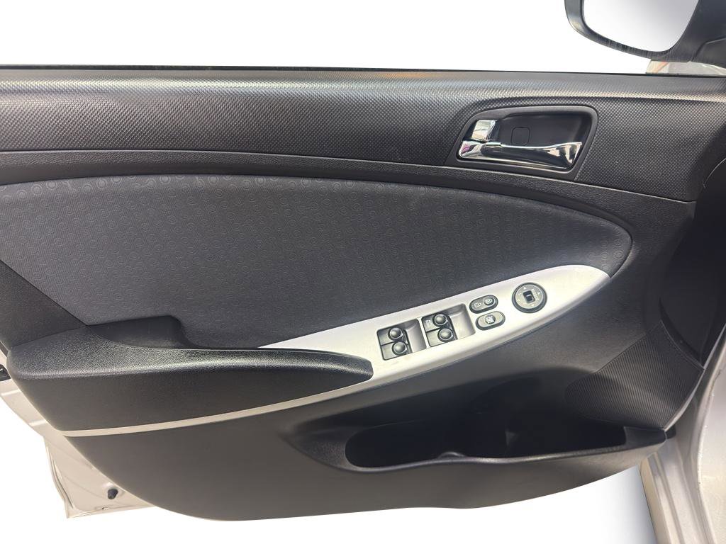 Used 2012 Hyundai Accent SE image 13