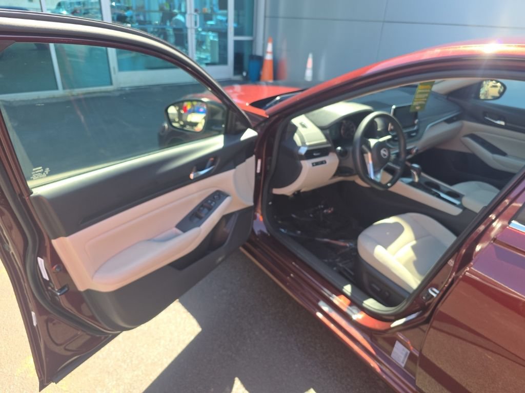 Used 2025 Nissan Altima 2.5 SV FWD image 11