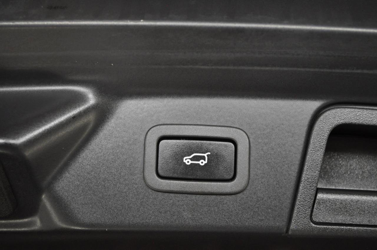 Used 2018 Land Rover Range Rover Velar R-Dynamic SE AWD/4WD image 28