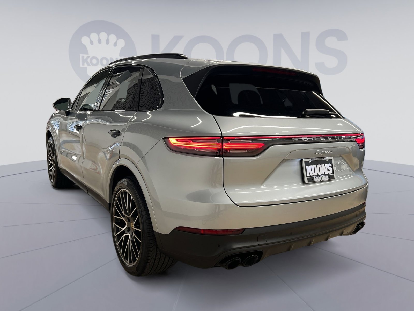 Used 2023 Porsche Cayenne Platinum Edition image 2