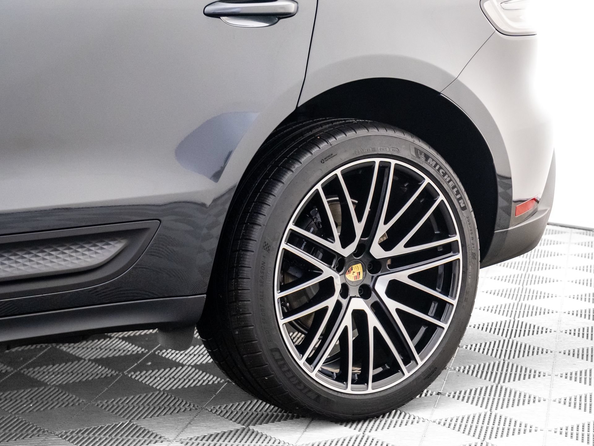 Certified 2026 Porsche Macan AWD/4WD image 32