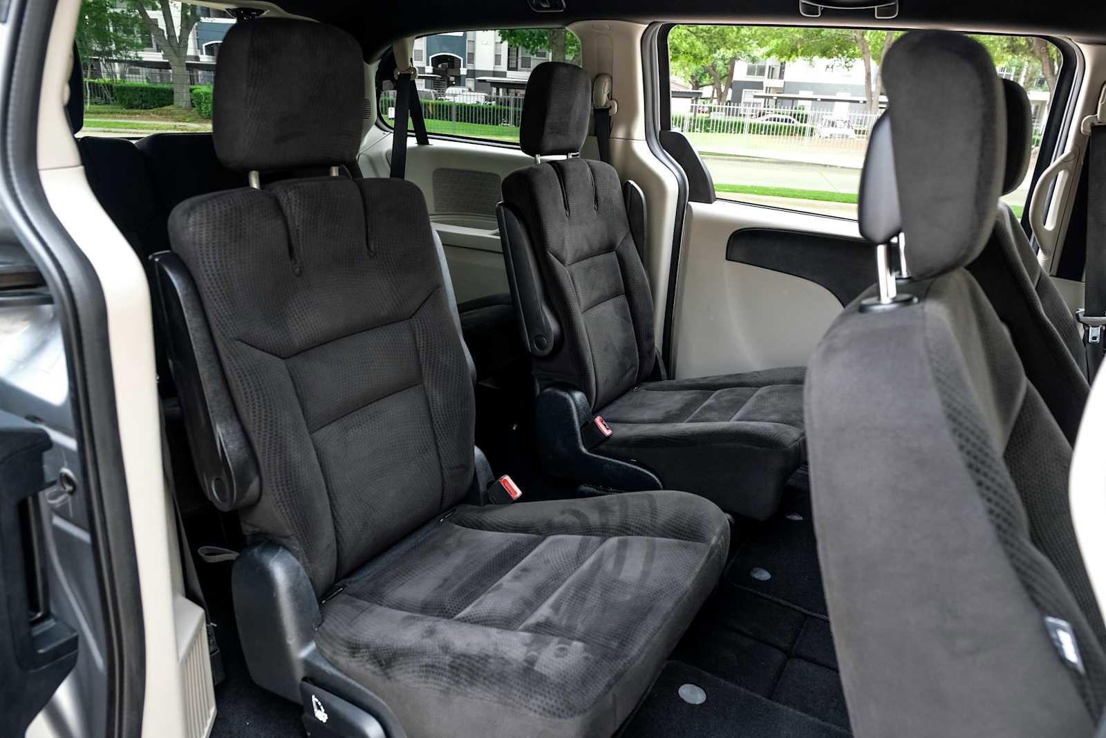 Used 2016 Dodge Grand Caravan SE image 35