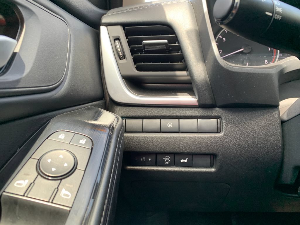 Used 2025 Nissan Rogue SV FWD image 21
