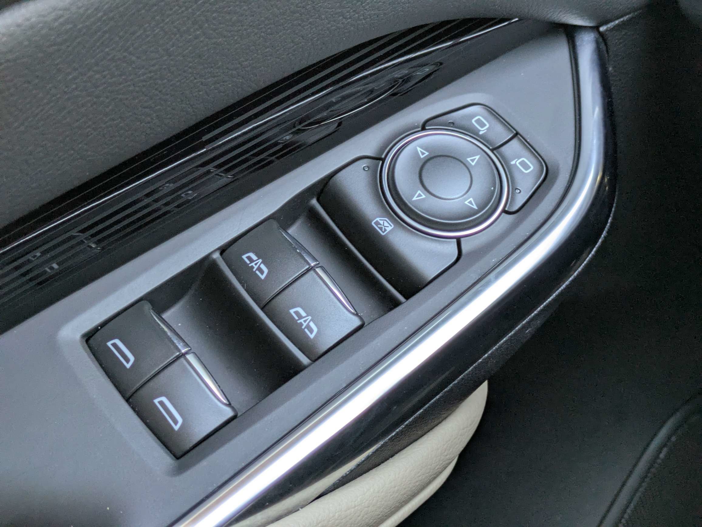 Used 2024 Cadillac XT4 Luxury w/ Cold Weather Package FWD image 18