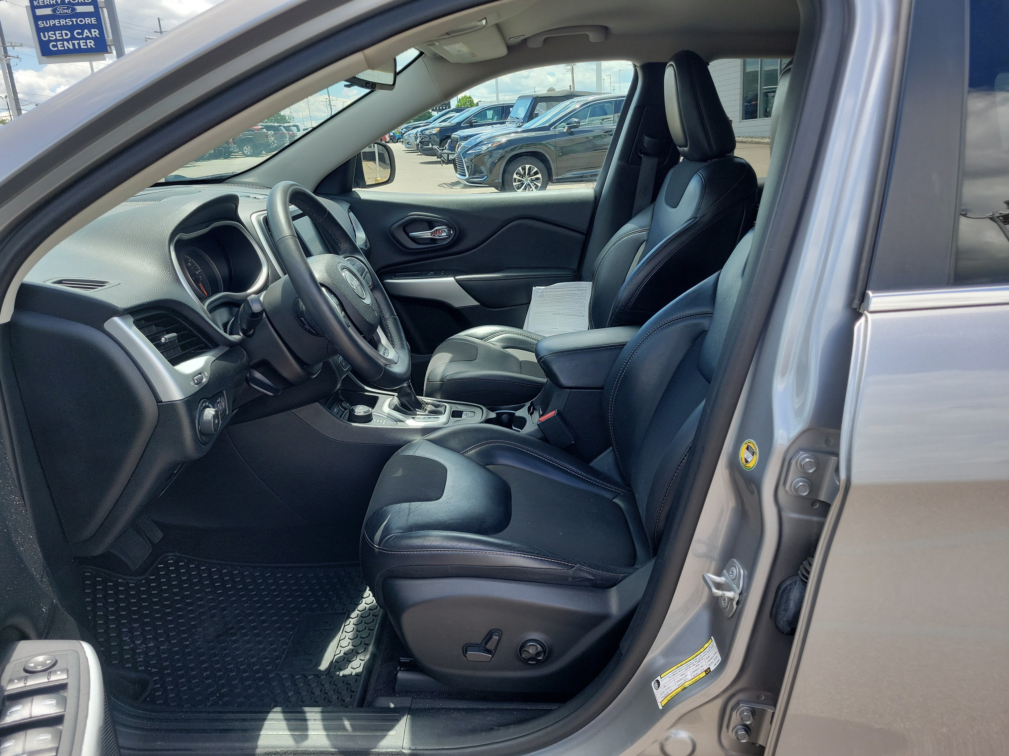 Used 2018 Jeep Cherokee Latitude Plus w/ Cold Weather Group AWD/4WD image 15