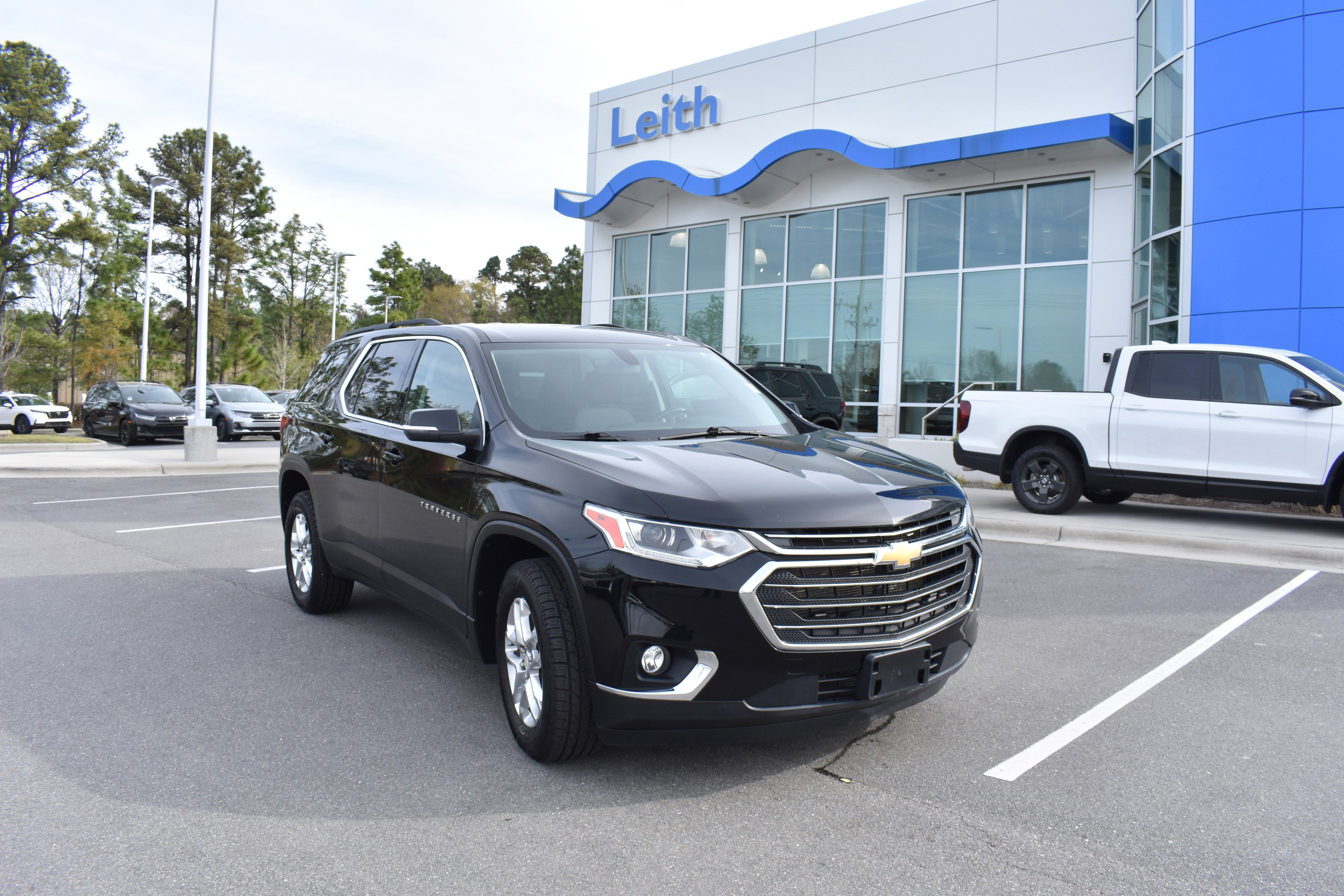 Used 2021 Chevrolet Traverse LT image 1