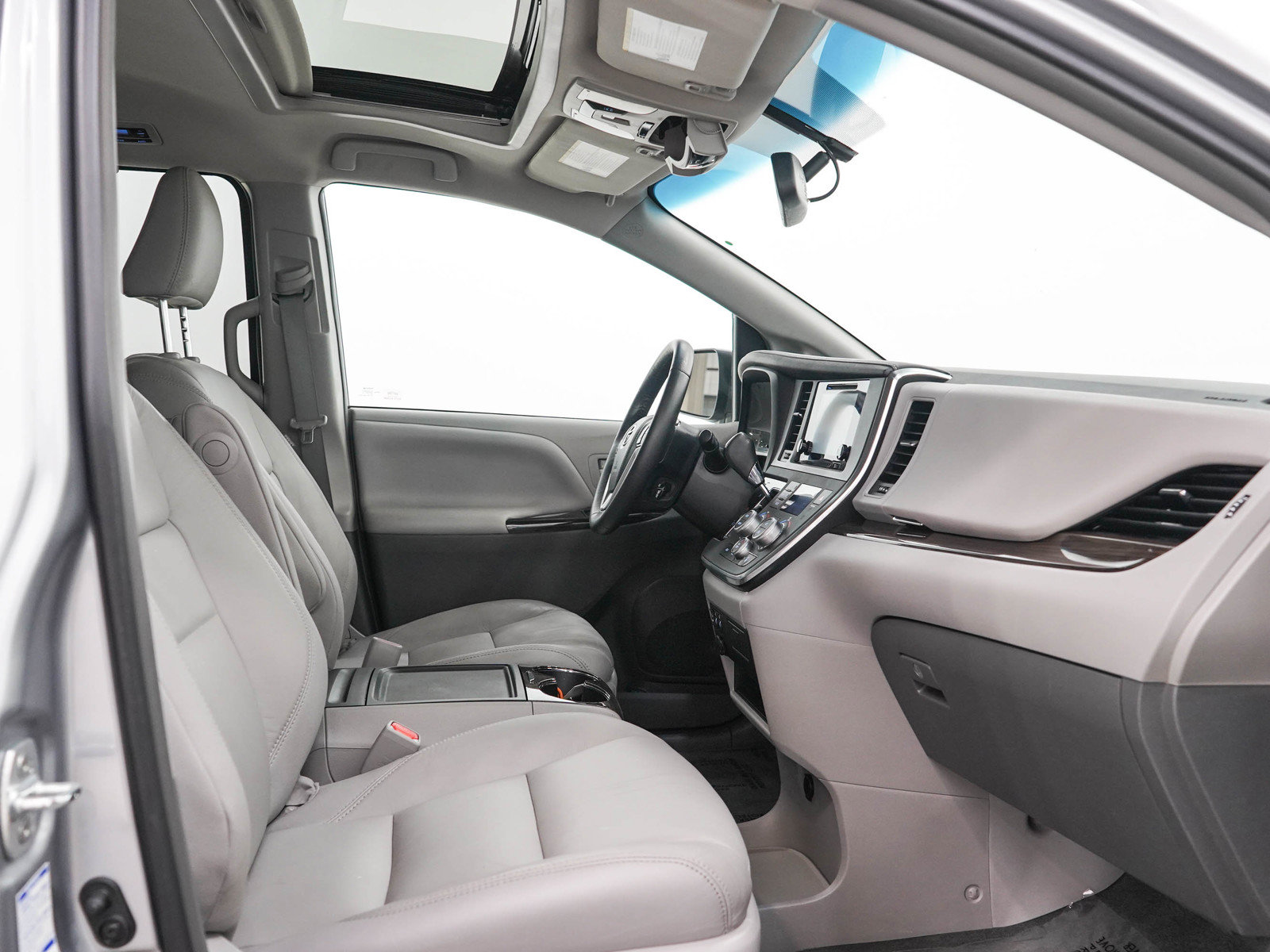 Used 2017 Toyota Sienna XLE w/ XLE Navigation Package AWD/4WD image 13