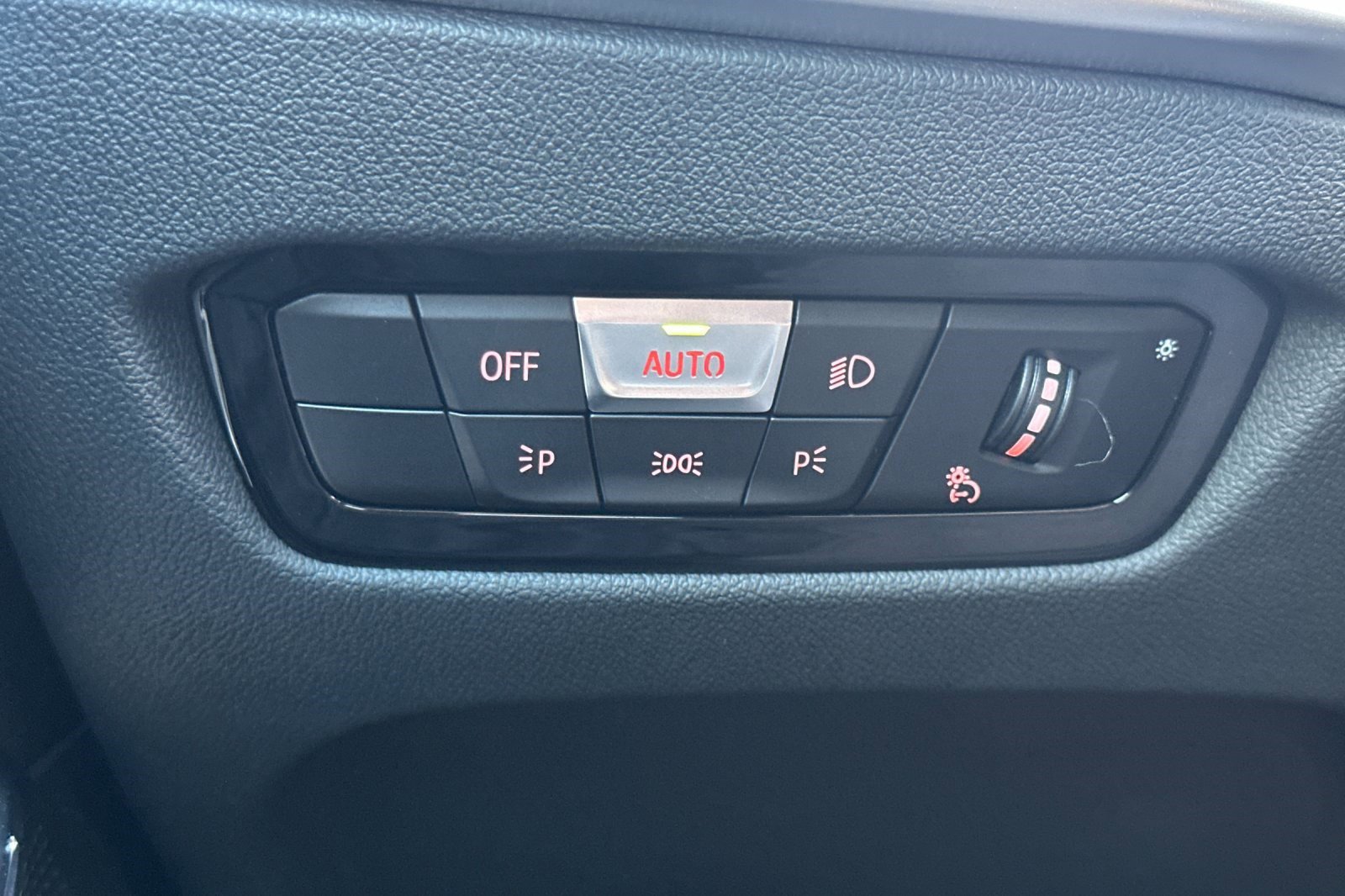 Used 2025 BMW 330i Sedan w/ Convenience Package image 36