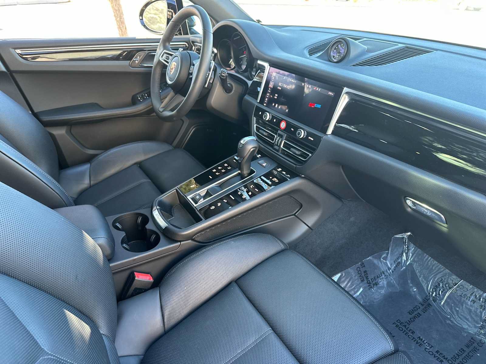 Certified 2025 Porsche Macan AWD/4WD image 17