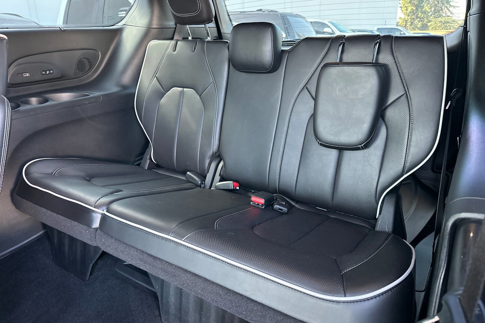 Used 2024 Chrysler Pacifica Limited w/ Uconnect Theater Family Group image 15