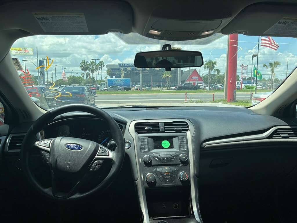 Used 2017 Ford Fusion SE FWD image 10