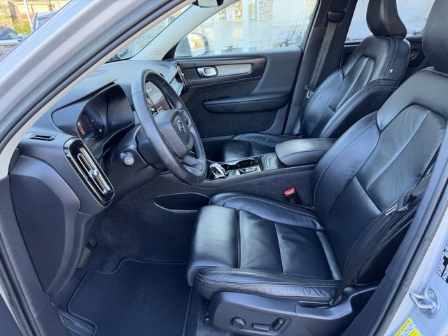 Used 2023 Volvo XC40 B5 Plus image 10