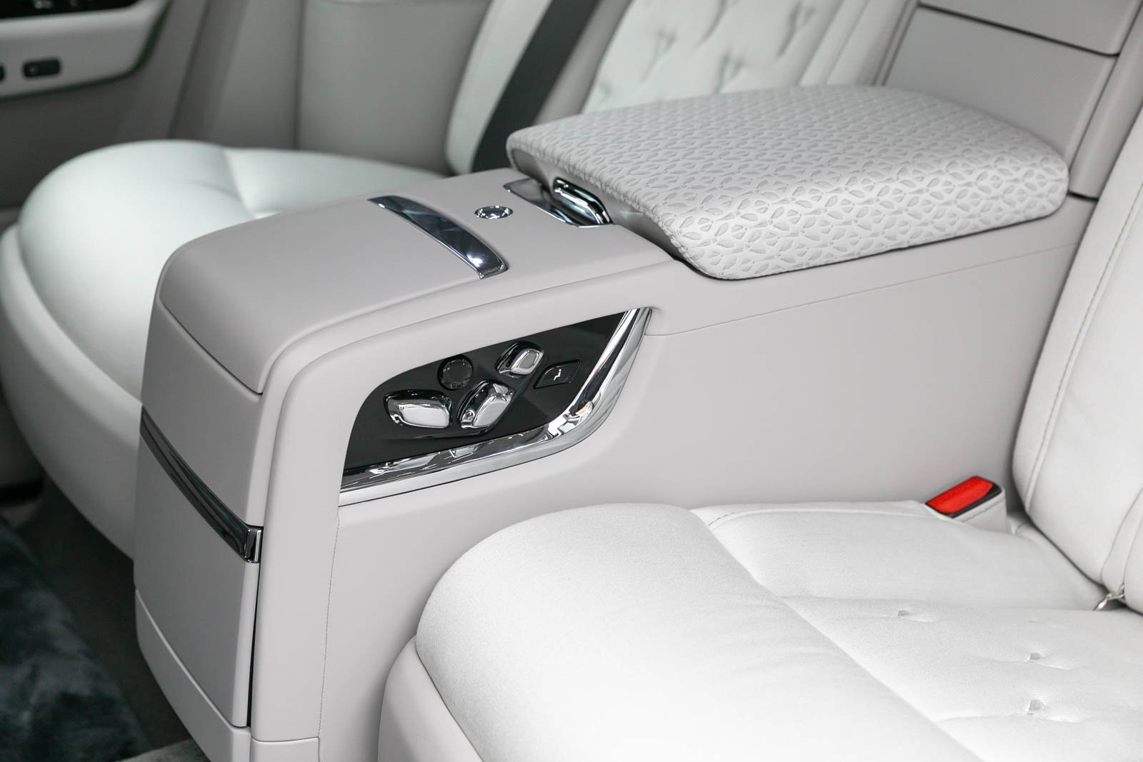 Used 2024 Rolls-Royce Phantom Extended Wheelbase w/ Leather Finishing Pack image 27