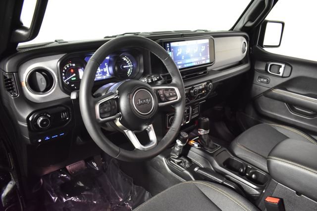 Used 2025 Jeep Wrangler Unlimited Sahara AWD/4WD image 13