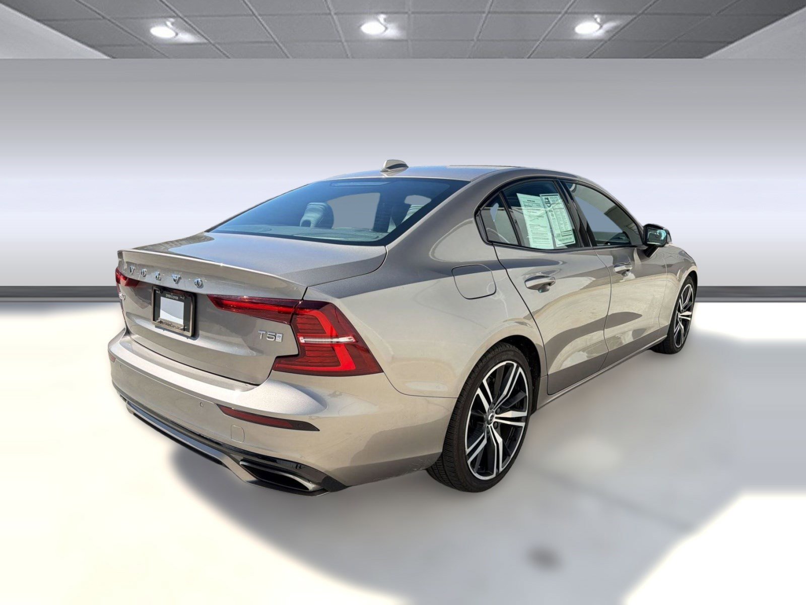Used 2019 Volvo S60 T5 R-Design image 9