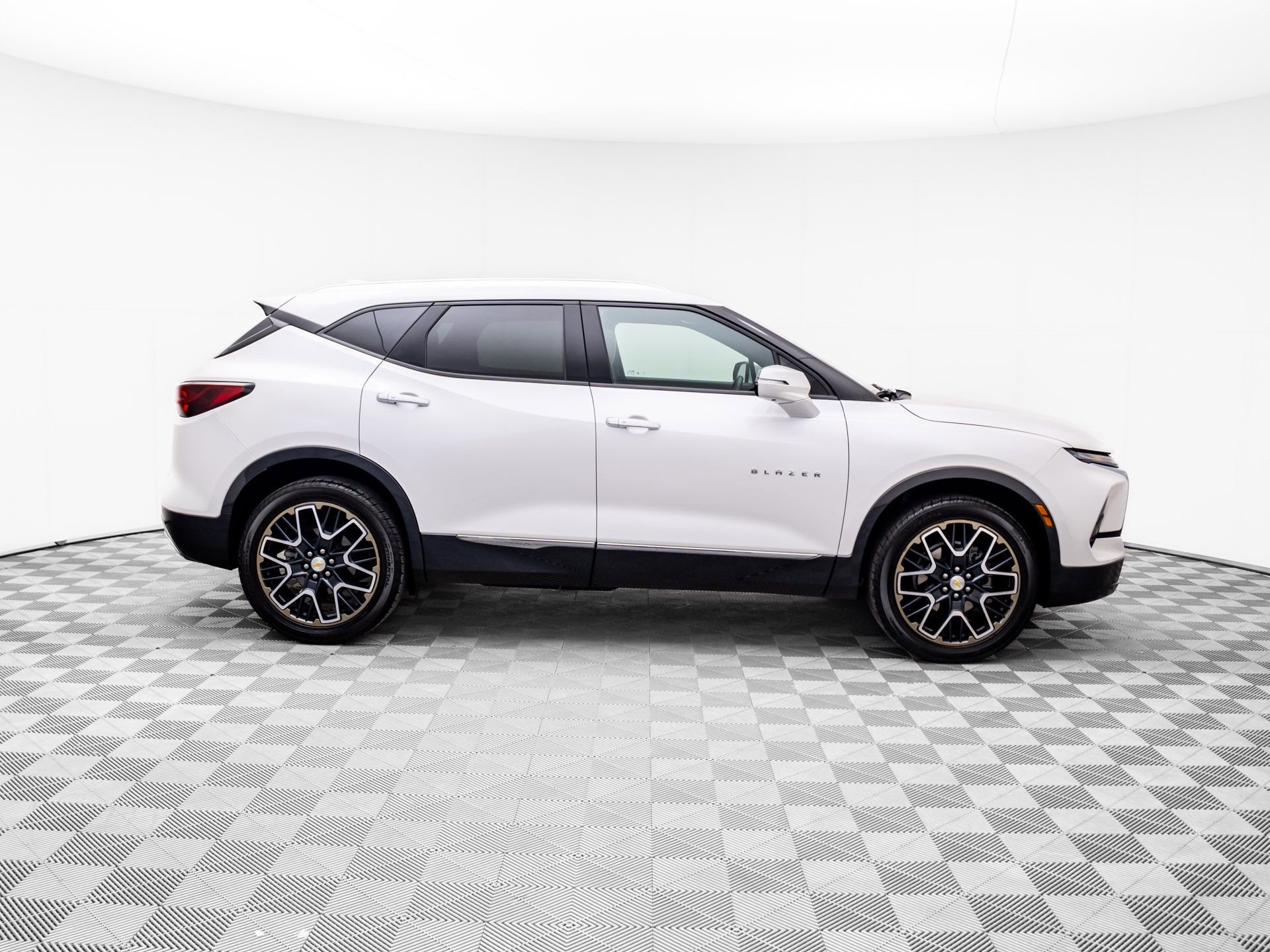 Used 2024 Chevrolet Blazer Premier w/ Driver Confidence II Package image 7