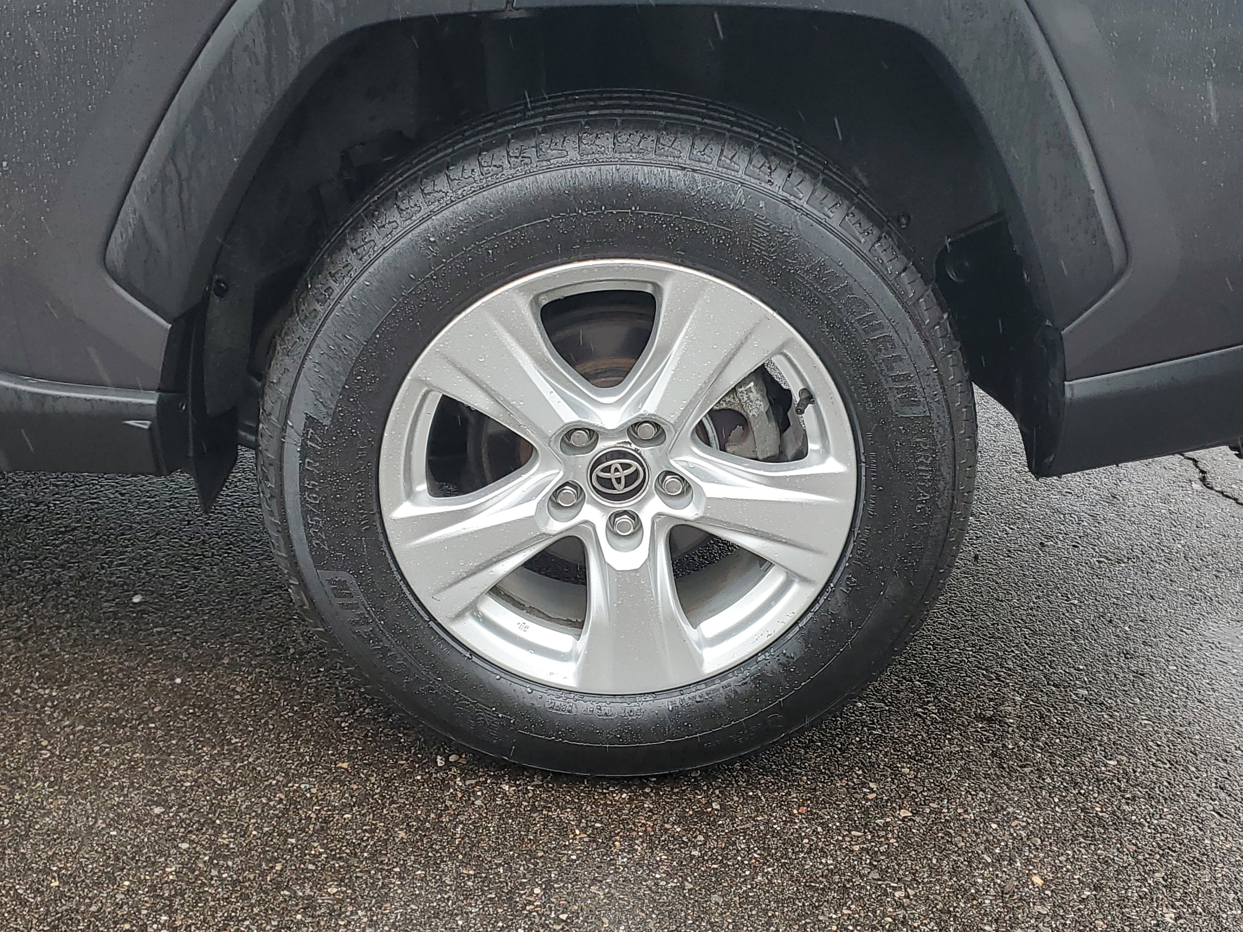 Used 2021 Toyota RAV4 XLE AWD/4WD image 25