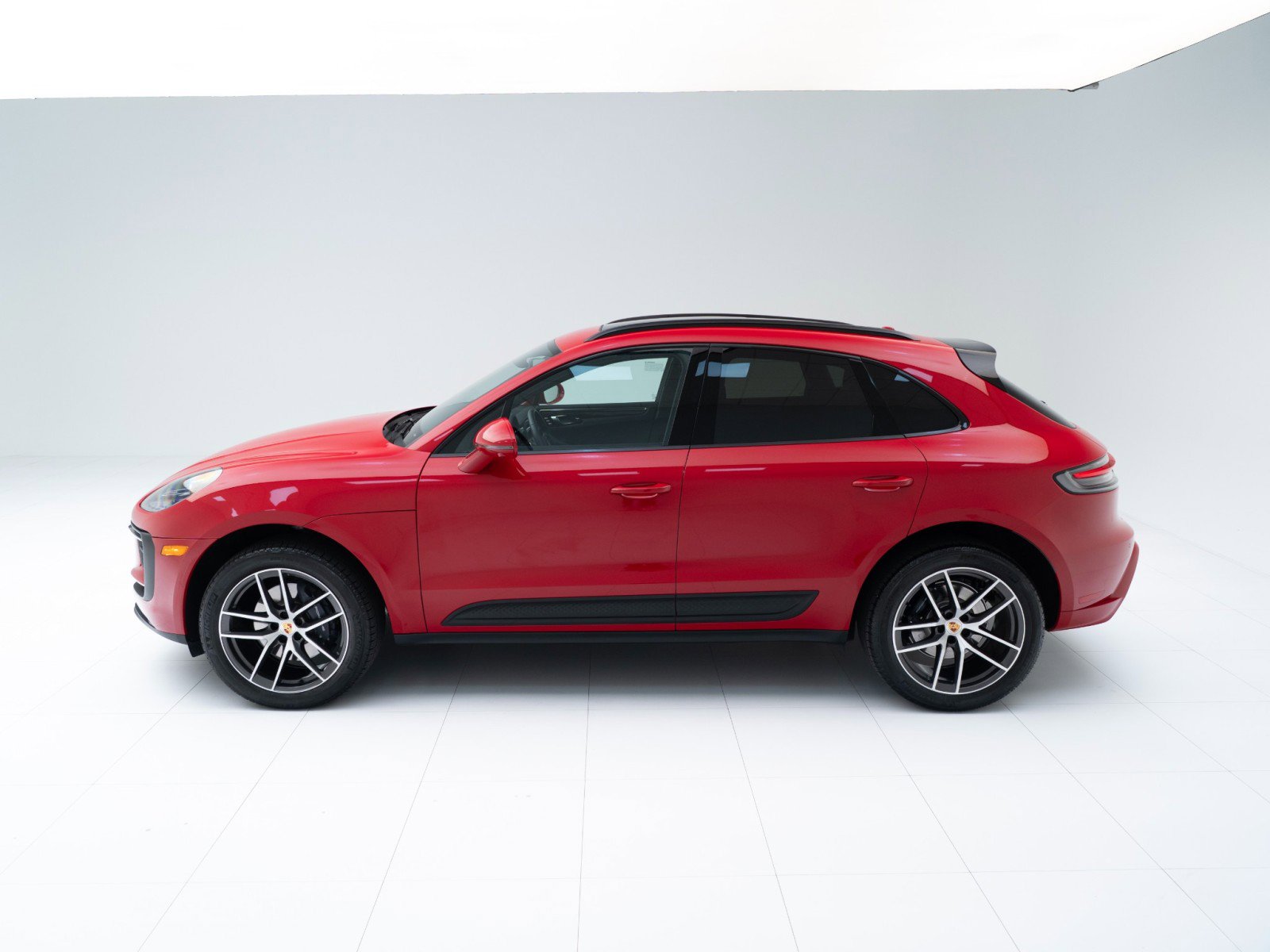 Certified 2025 Porsche Macan image 2
