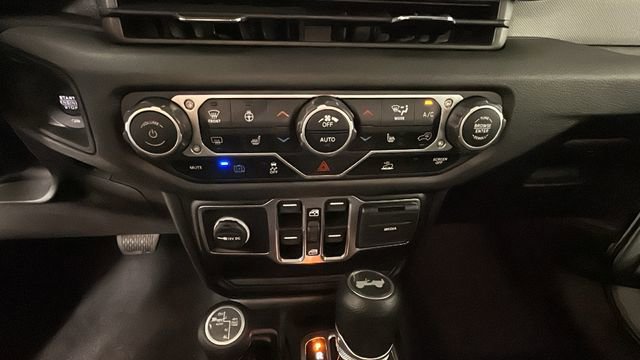 Used 2024 Jeep Wrangler Unlimited w/ Convenience Group AWD/4WD image 22