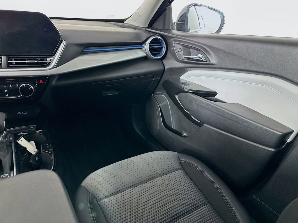 Used 2025 Chevrolet Trax LT image 30