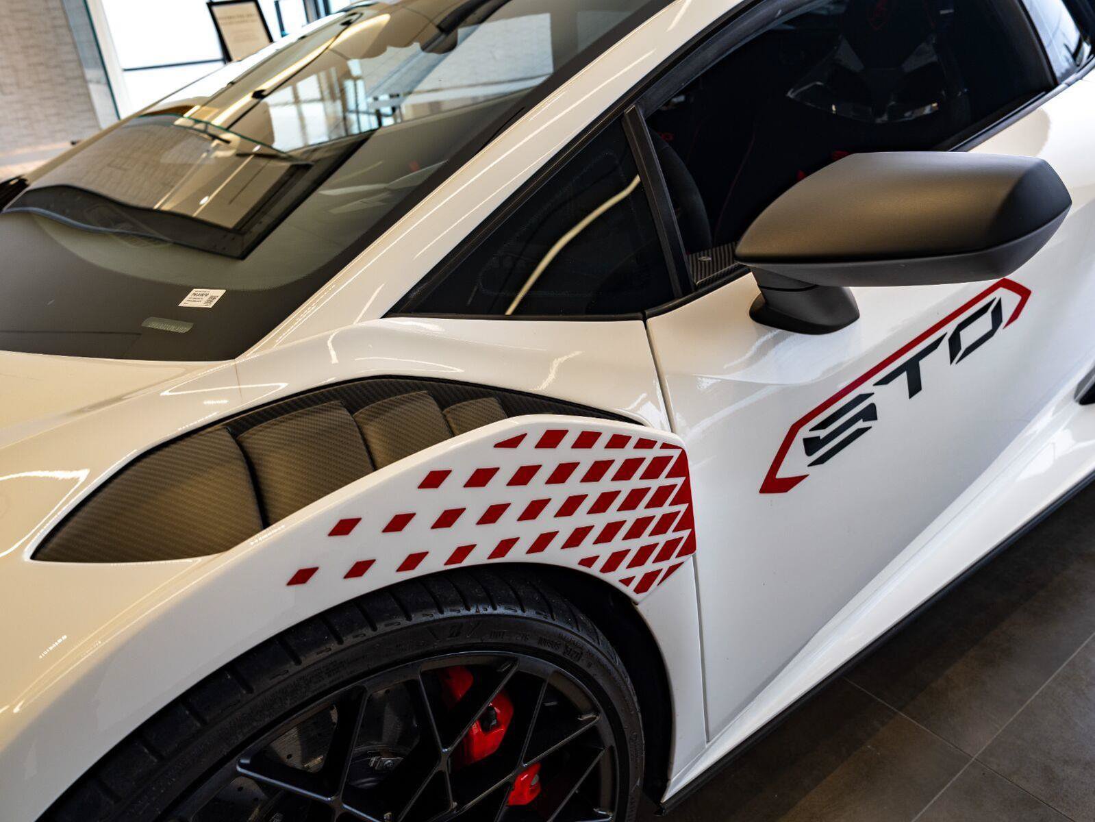 Used 2022 Lamborghini Huracan STO RWD image 47