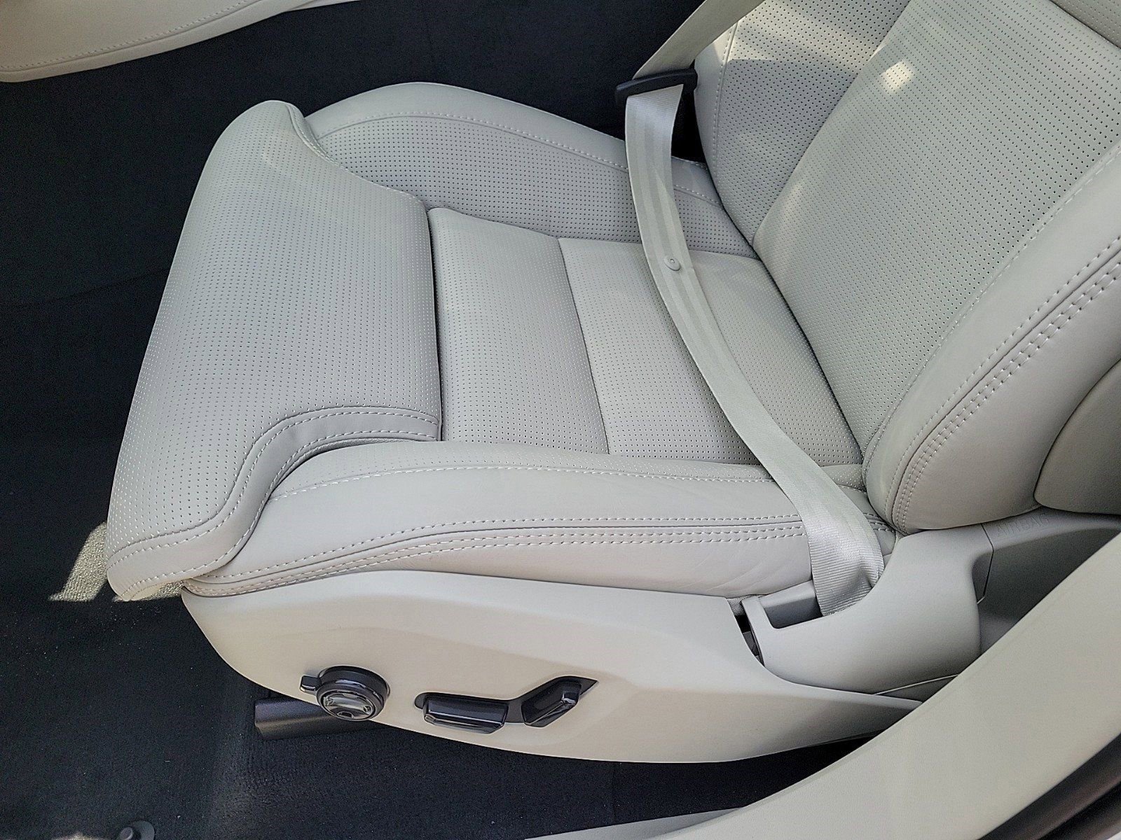 New 2024 Volvo XC90 T8 Ultimate w/ Protection Package Premier image 12