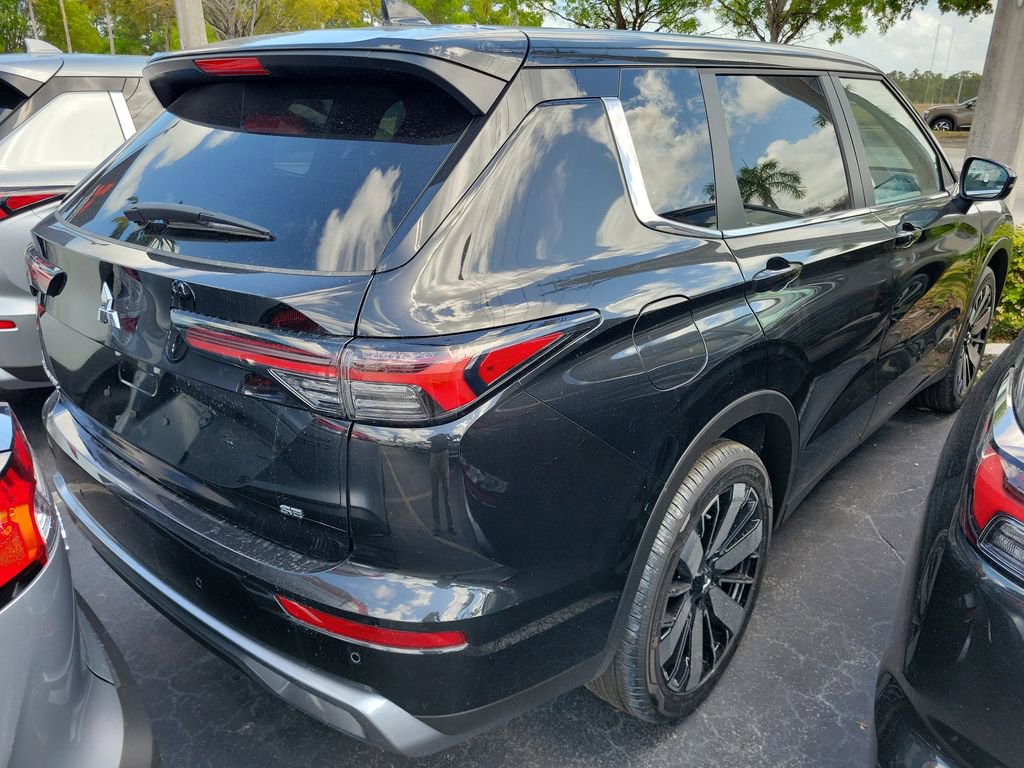 New 2025 Mitsubishi Outlander SE image 4