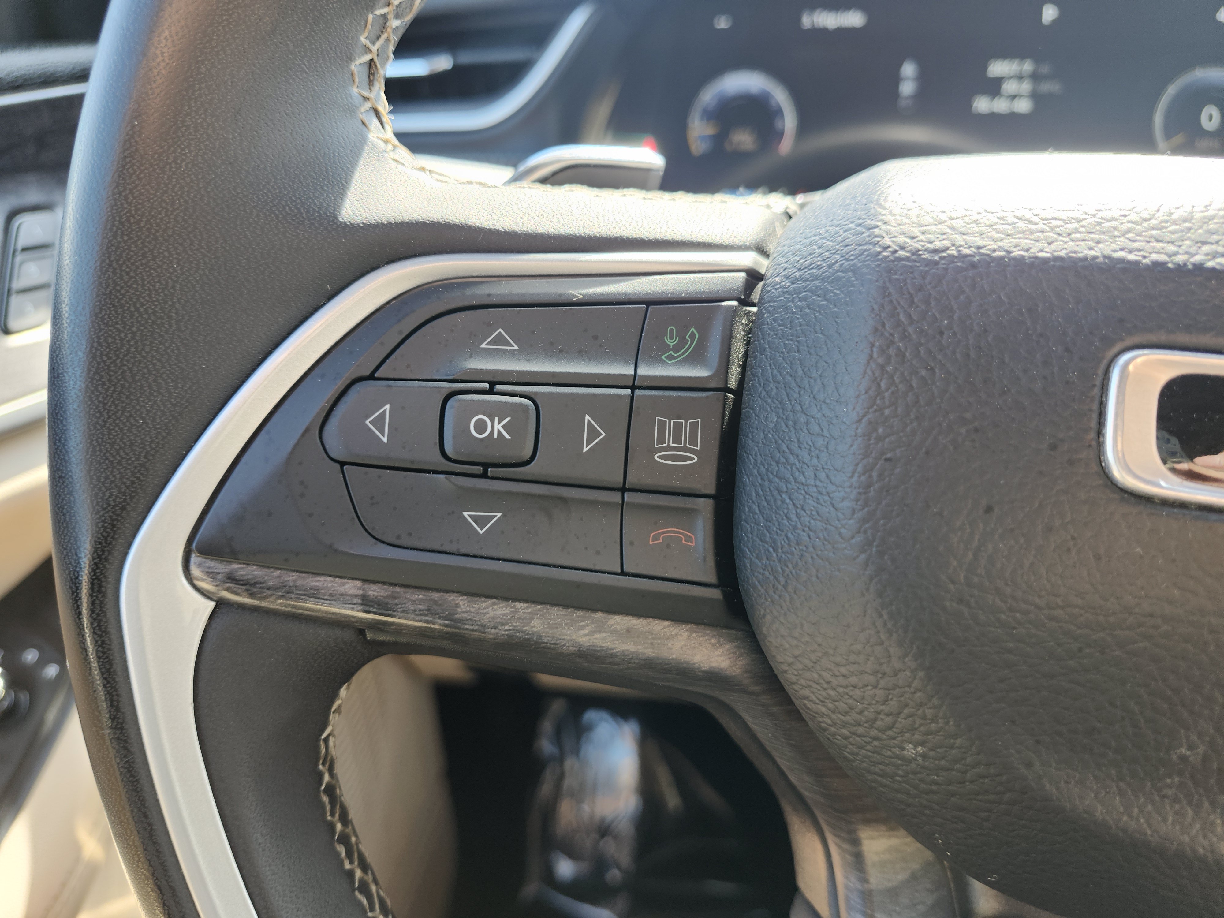 Used 2023 Jeep Grand Cherokee Limited w/ Luxury Tech Group II RWD image 37
