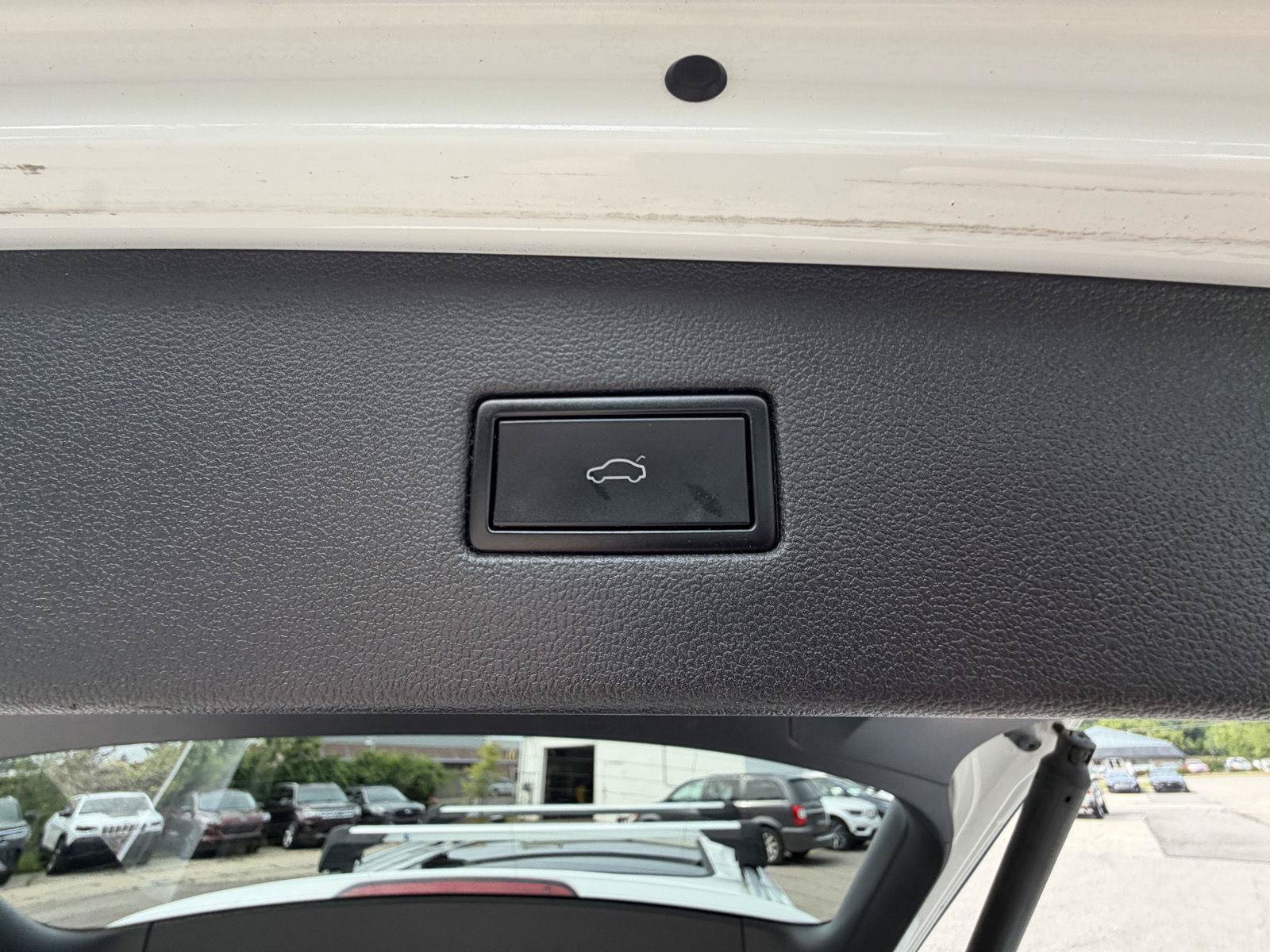 Used 2021 Volkswagen Tiguan SEL AWD/4WD image 26