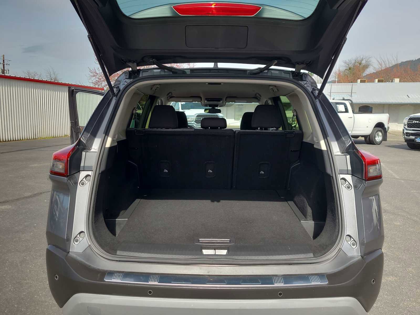 Used 2023 Nissan Rogue SV image 27