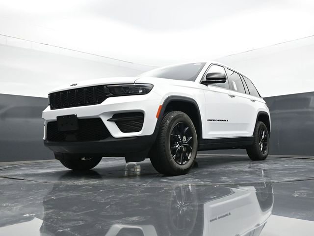 Used 2025 Jeep Grand Cherokee Altitude AWD/4WD image 53