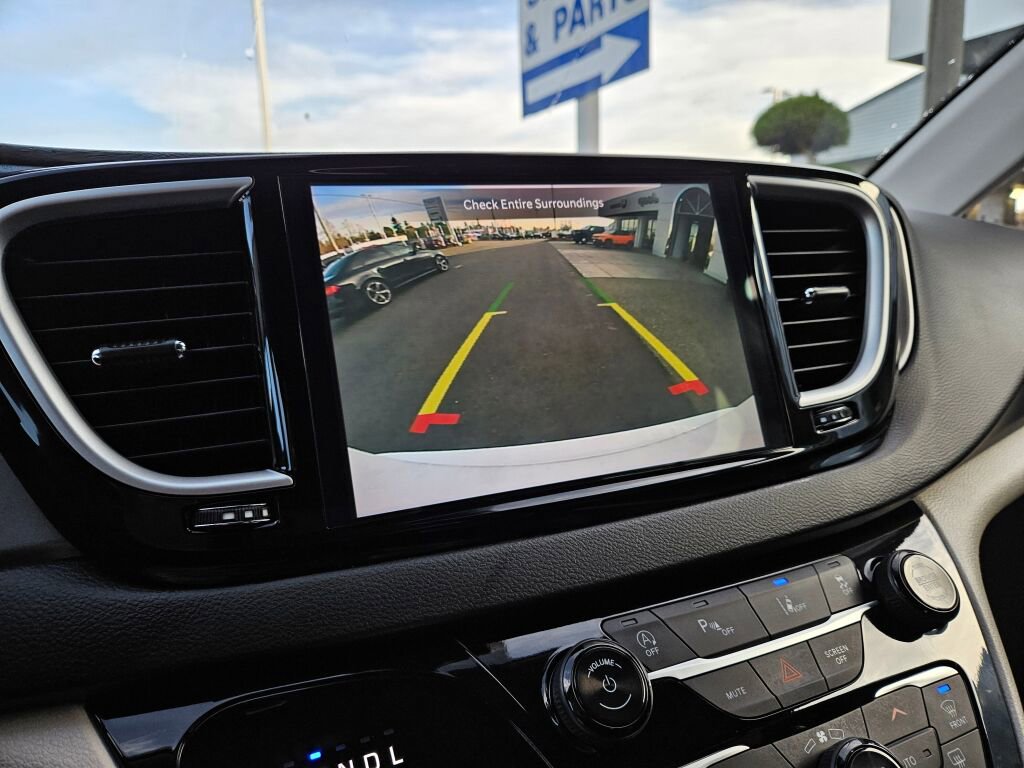 Used 2024 Chrysler Pacifica Touring-L image 27