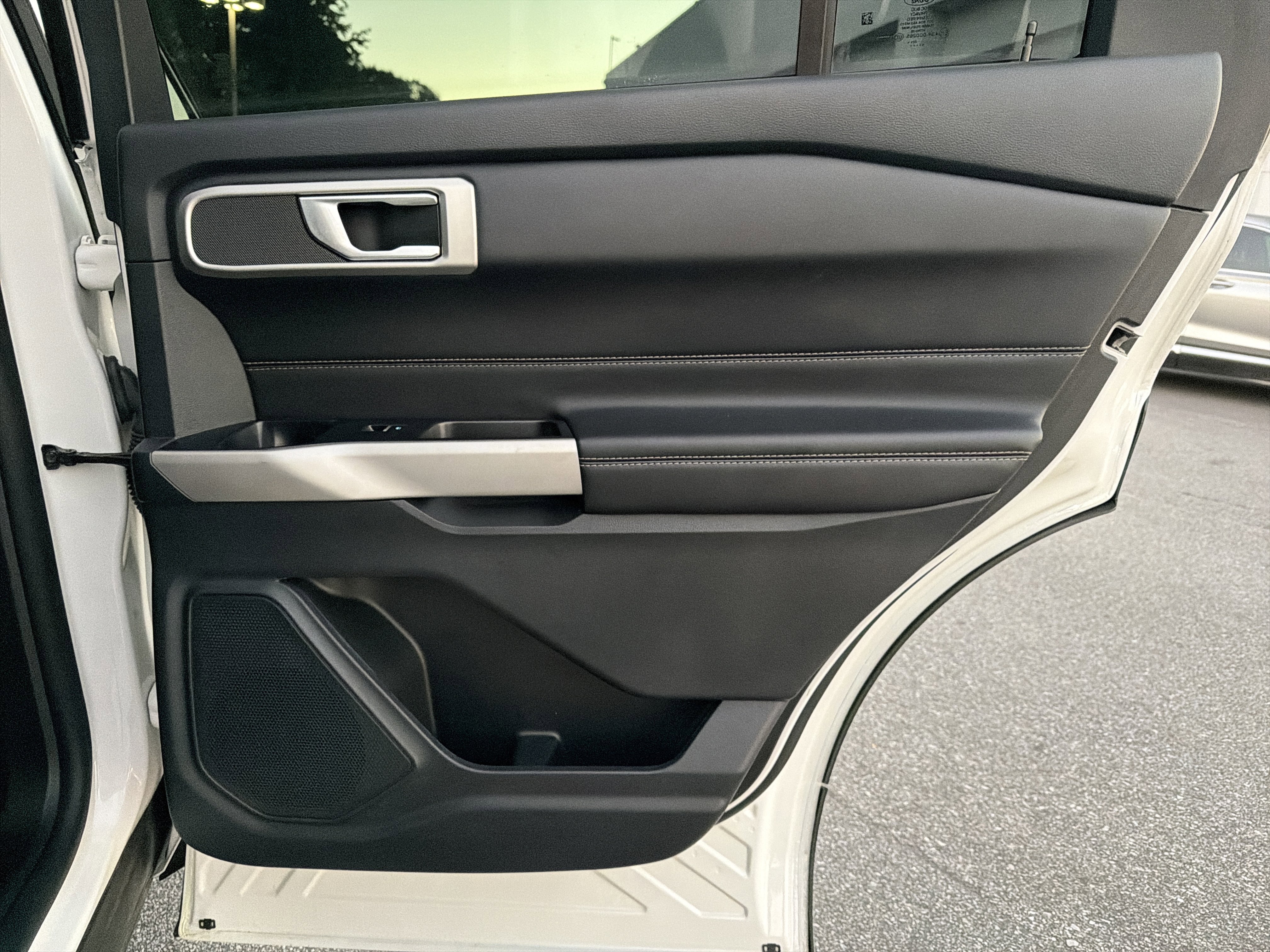 Used 2022 Ford Explorer XLT image 18