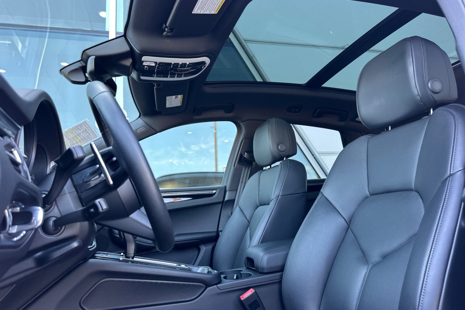 Used 2026 Porsche Macan AWD/4WD image 5