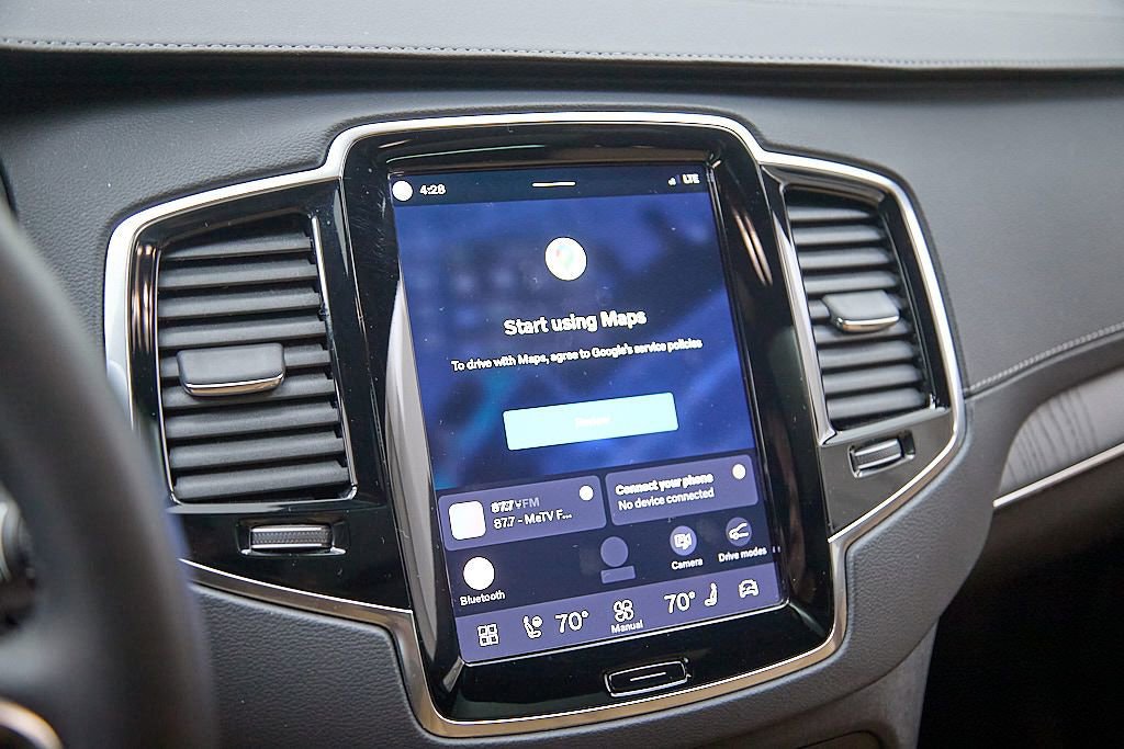 Certified 2023 Volvo XC90 T8 Ultimate w/ Lounge Package image 15