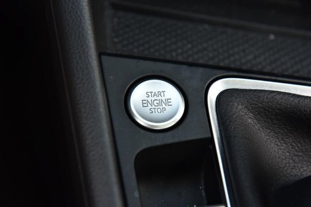 Certified 2025 Volkswagen Jetta SE w/ Sunroof Package FWD image 17