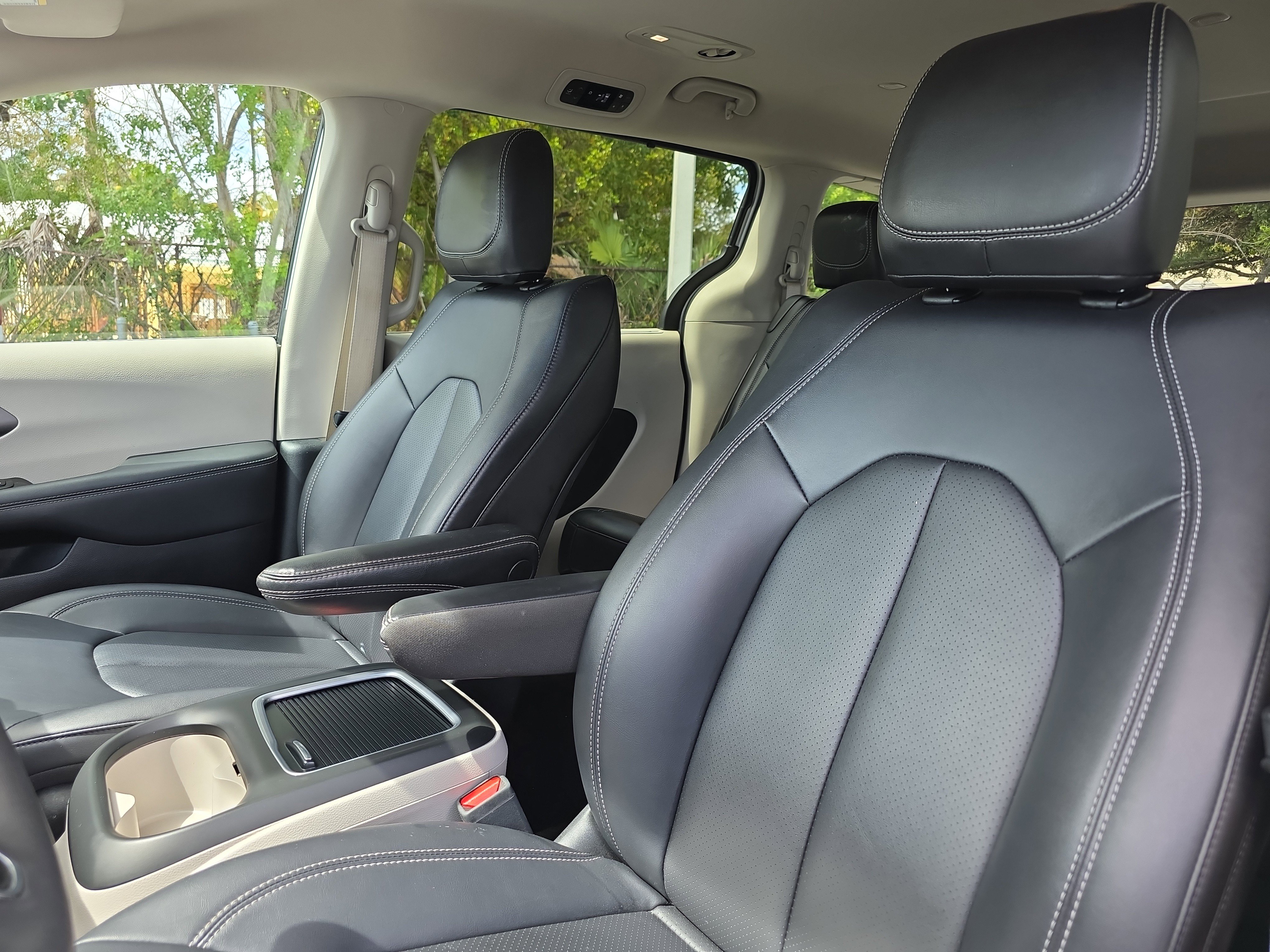 Used 2024 Chrysler Pacifica Touring-L FWD image 22